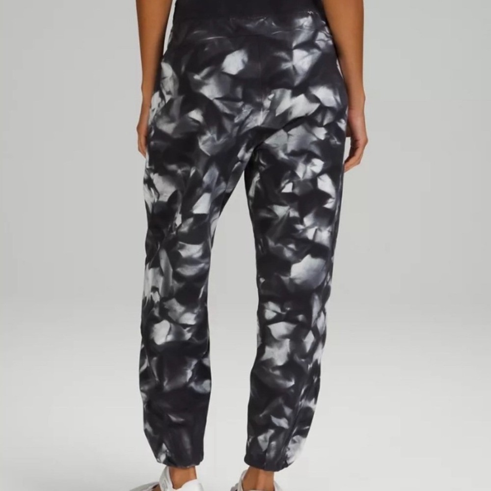 Lululemon LA Tapered Leg Jogger, Deep Coal Wave Wash, Size 8/10, Atheisure, Yoga - Picture 5 of 12